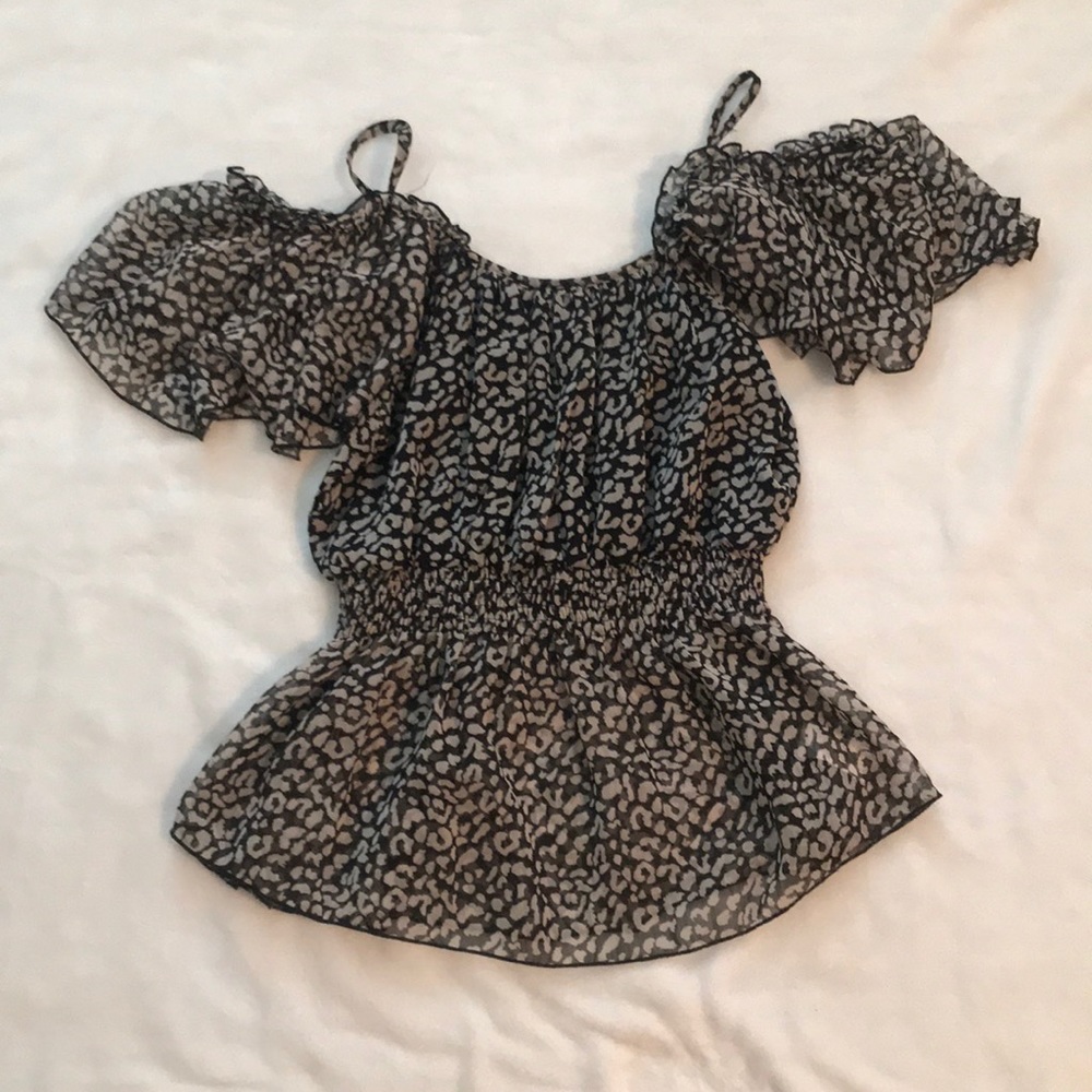 Leopard cold shoulder top!
